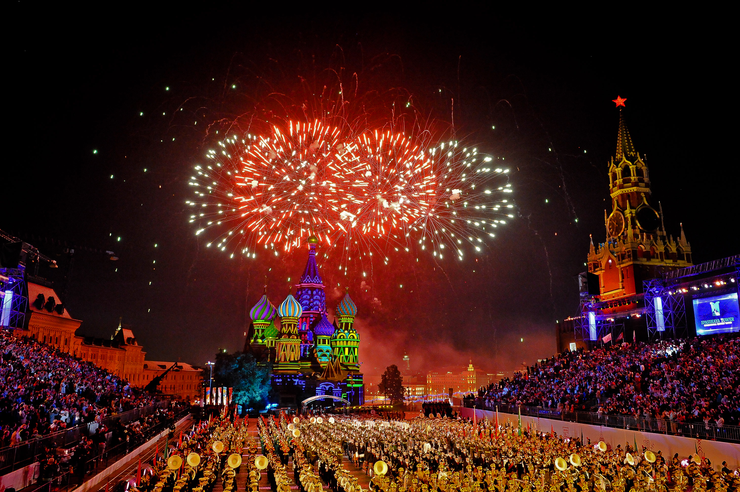 Салют Победы на красной площади в Москве